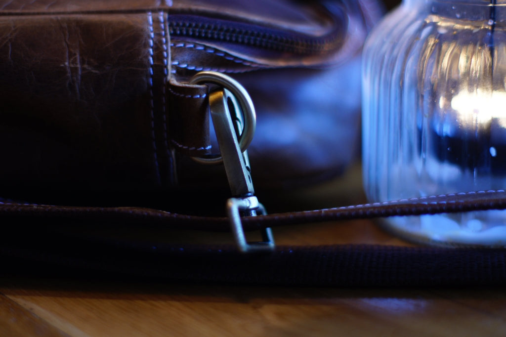 The Madeley Messenger Leather Laptop Bag by ArchieSoul Man - ArchieSoul Men
Brass clips on side of leather messenger bag.