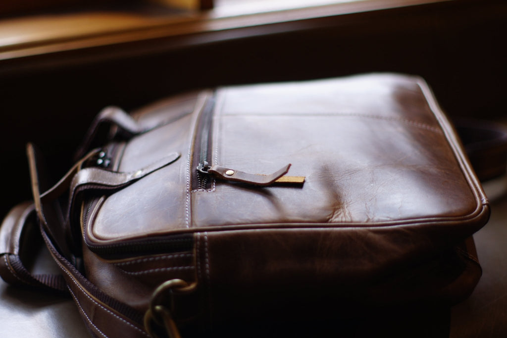 The Madeley Messenger Leather Laptop Bag by ArchieSoul Man - ArchieSoul Men
Leather messenger bag with YKK zip.